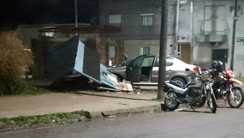 AUTOMÓVIL DESTRUYÓ UN KIOKSCO DE VENTA DE QUINIELA