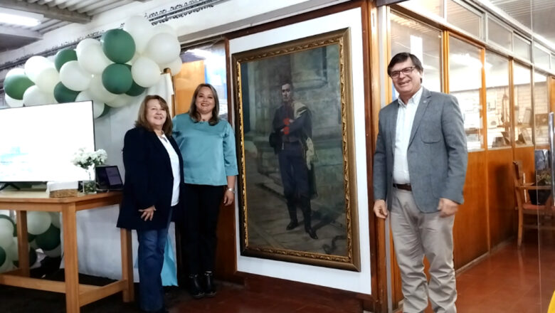 EX ALUMNO DONA OBRA DE ARTE AL LICEO 2 DE ARTIGAS