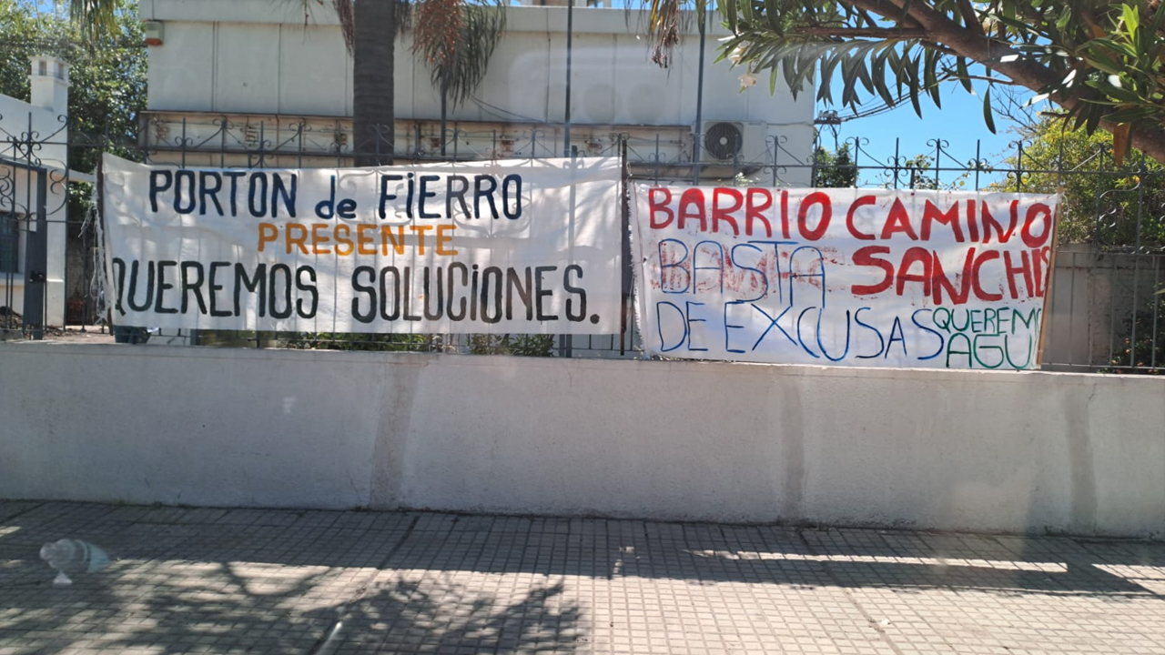 VECINOS EXIGEN SOLUCIONES POR LA FALTA DE AGUA