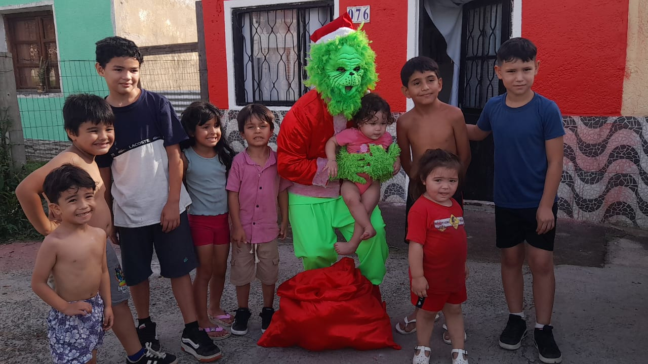 EL GRINCH SOLIDARIO RECORRE BARRIOS DE ARTIGAS