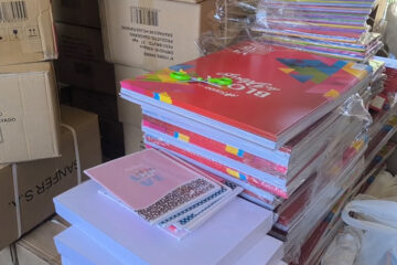 ENTREGAN ÚTILES A HIJOS DE MUNICIPALES