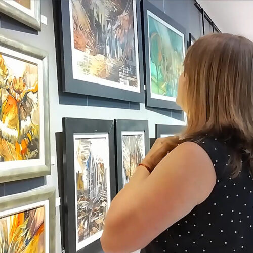 ARTISTAS DE OLIVEIRA MADEIRA RECORREN EL INTERIOR DEL DEPARTAMENTO