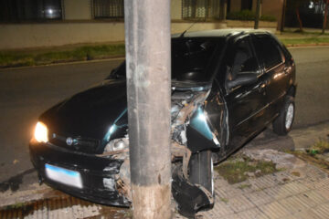 CONDUCTOR LESIONADO TRAS CHOCAR CONTRA UNA COLUMNA