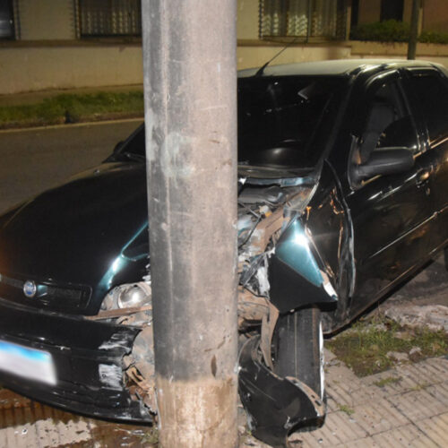 CONDUCTOR LESIONADO TRAS CHOCAR CONTRA UNA COLUMNA
