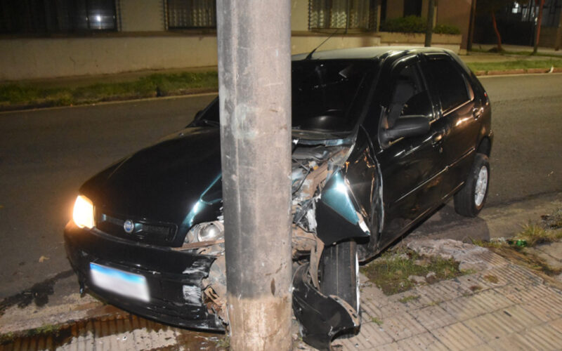 CONDUCTOR LESIONADO TRAS CHOCAR CONTRA UNA COLUMNA