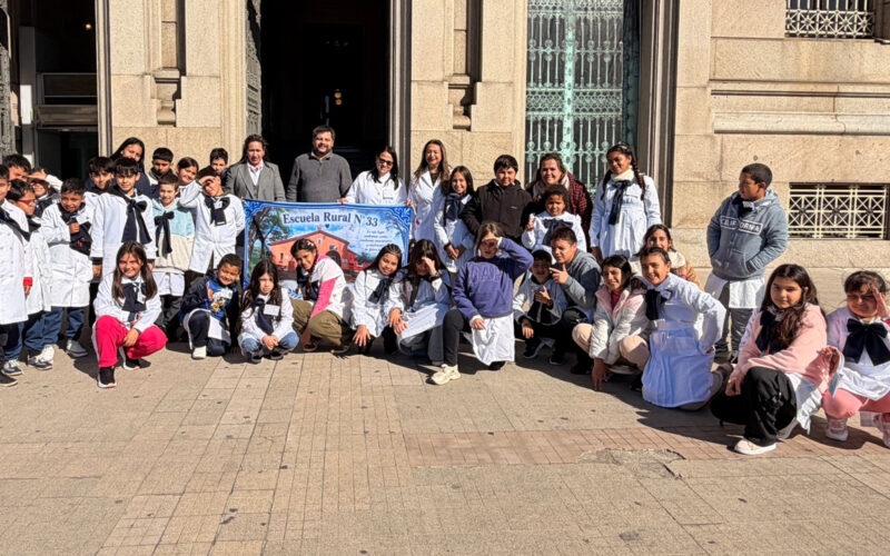 ESCOLARES DE ARTIGAS VISITARON EL PALACIO LEGISLATIVO