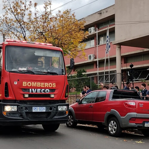 PRINCIPIO DE INCENDIO OBLIGÓ EVACUAR EL LICEO 4
