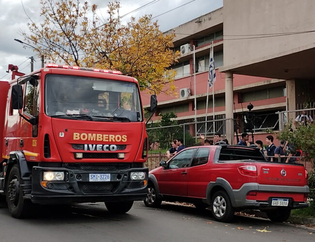 PRINCIPIO DE INCENDIO OBLIGÓ EVACUAR EL LICEO 4