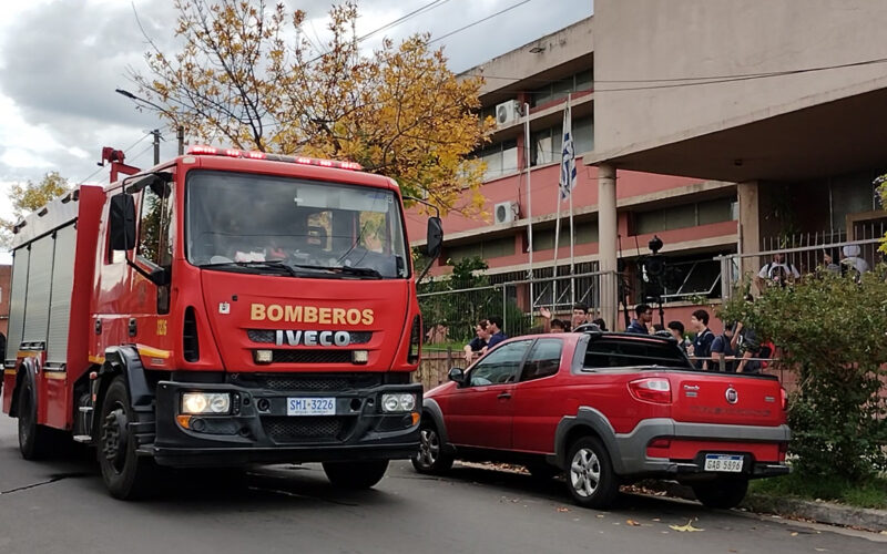 PRINCIPIO DE INCENDIO OBLIGÓ EVACUAR EL LICEO 4