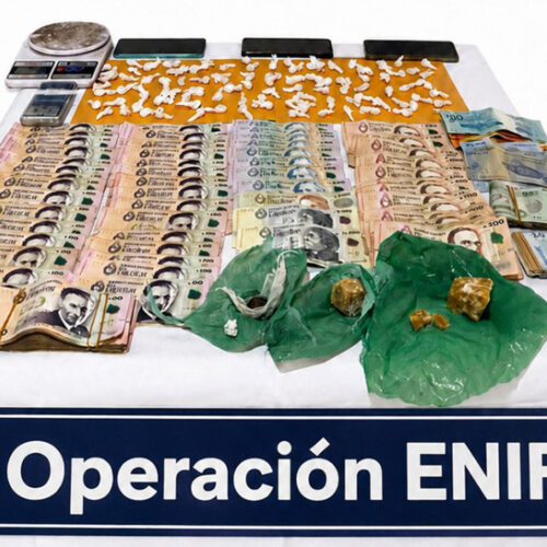 TRES DETENIDOS Y DROGA INCAUTADA TRAS MÚLTIPLES ALLANAMIENTOS EN BARRIO AYUÍ