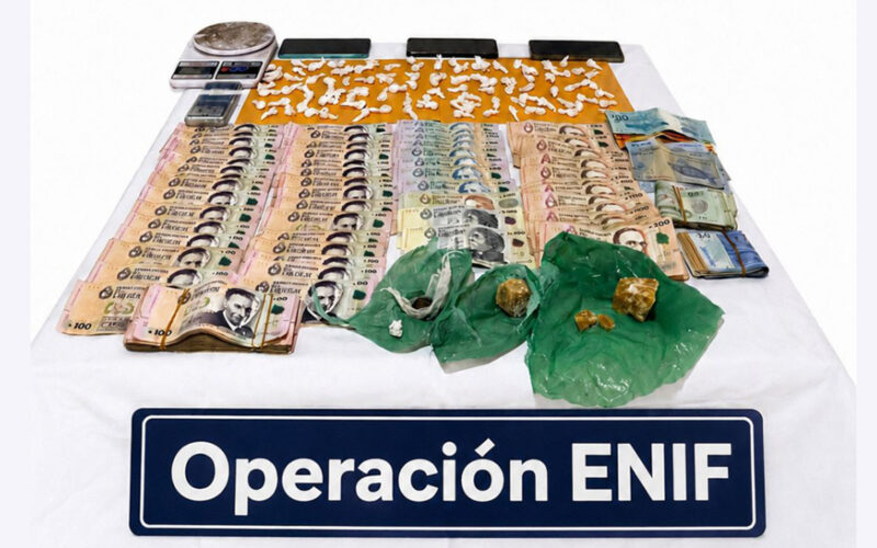 TRES DETENIDOS Y DROGA INCAUTADA TRAS MÚLTIPLES ALLANAMIENTOS EN BARRIO AYUÍ